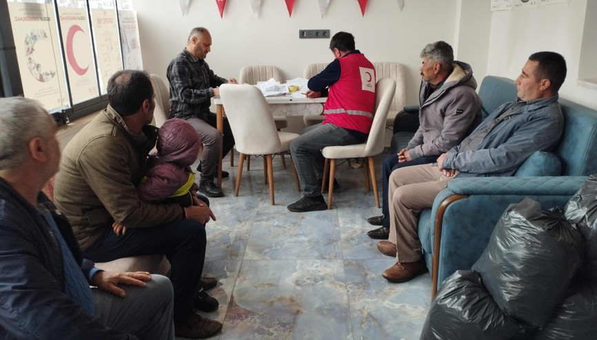 Varto Kızılay’dan 420 aileye giyim ve gıda yardımı Varto Kızılay’dan 420 aileye giyim ve gıda yardımı