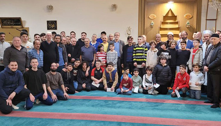 Teravih namazına gelen çocuklar ödüllendirildi