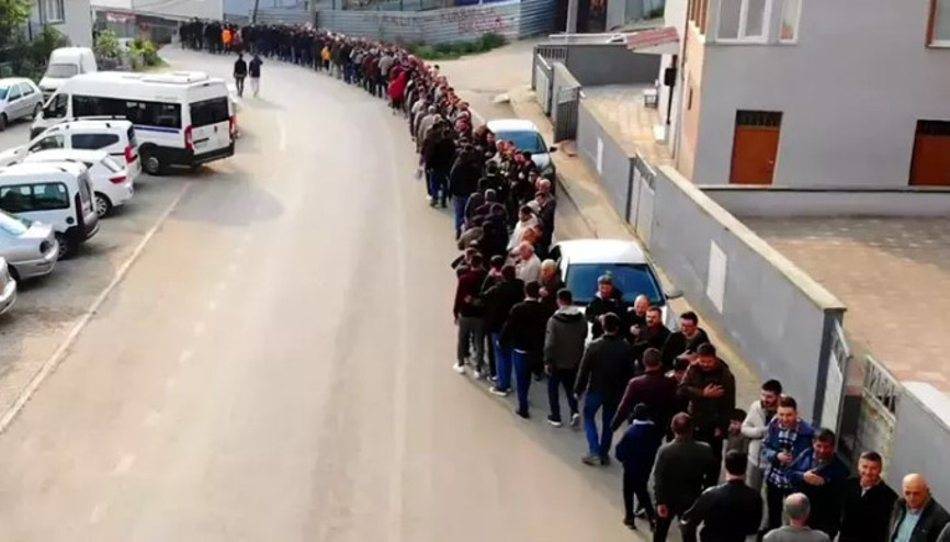 Bursada 12 bin nüfuslu mahallede 1 kilometrelik bayramlaşma kuyruğu