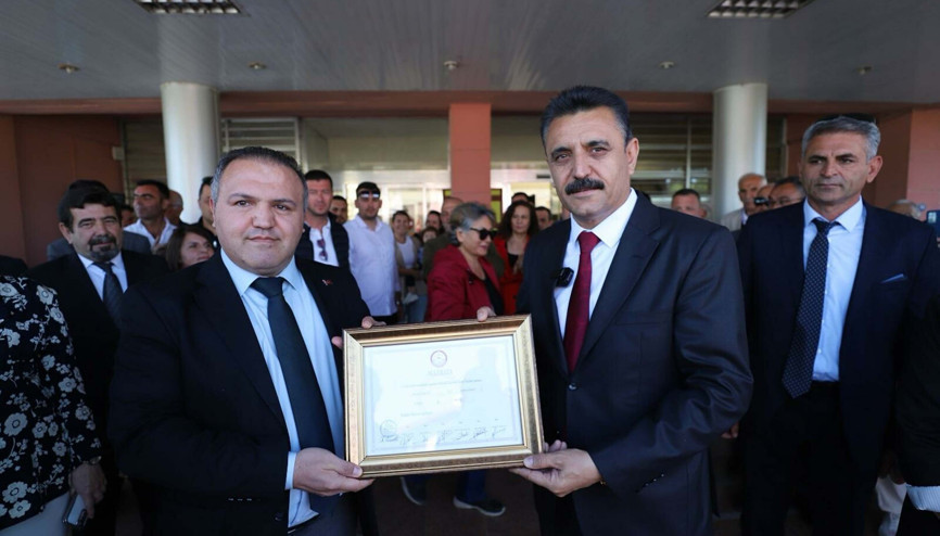 Dikili Belediye Başkanı Adil Kırgöz mazbatasını aldı