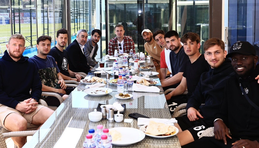 Beşiktaşta Samet Aybaba, futbolcularla bir araya geldi