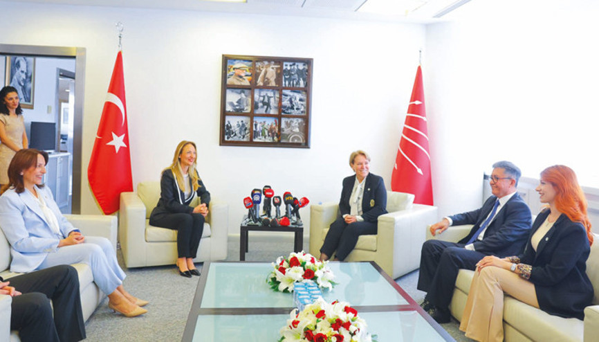 Gündem seçim ve ekonomi Partiler renkli atışmalarla bayramlaştı