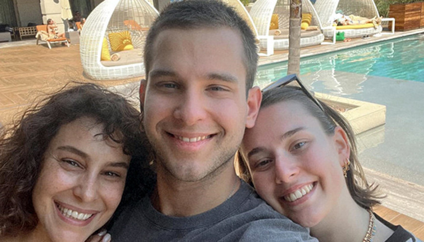 Arzum Onan müstakbel geliniyle bir arada