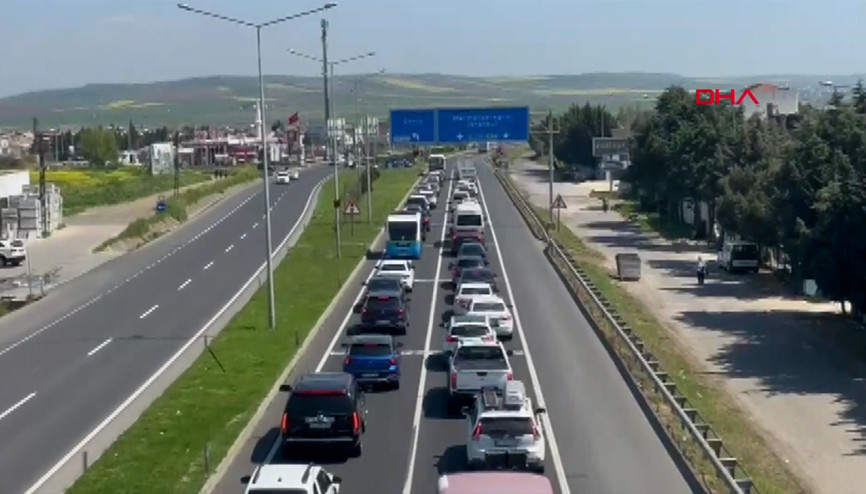 Tekirdağ’dan İstanbul yönüne bayram dönüşü trafik yoğunluğu Tekirdağ’dan İstanbul yönüne bayram dönüşü trafik yoğunluğu