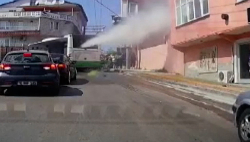 Otobüsün su borusu bomba gibi patladı Panik anları kamerada