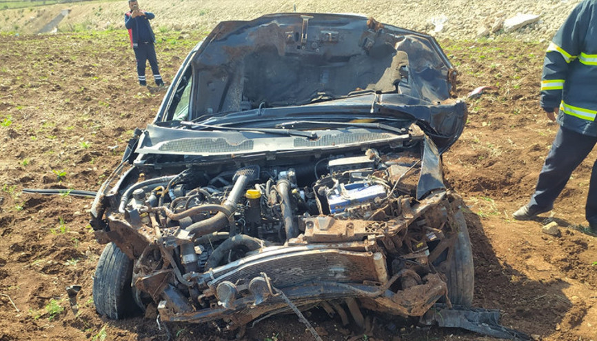 Lastik patladı, otomobil hurdaya döndü: 2 yaralı