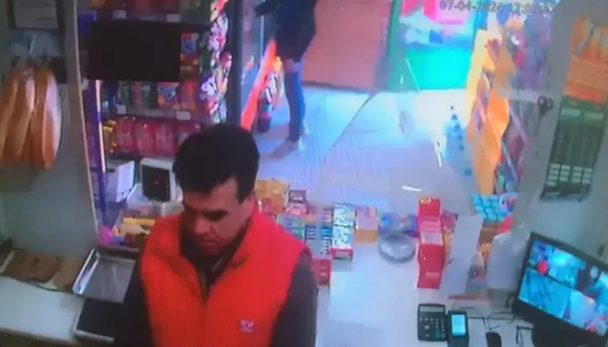 Bakkal namaz kılarken dükkandan hırsızlık kamerada