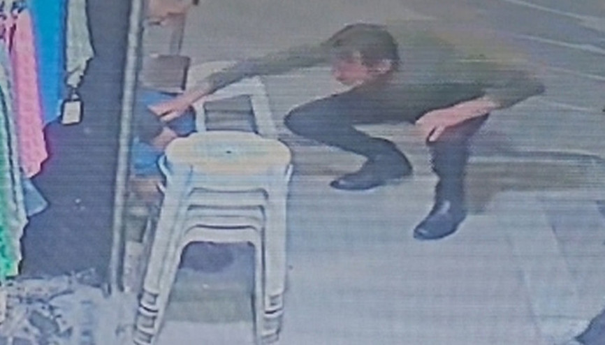Bağcılarda silahlı saldırı Kasklı saldırgan çay ocağından oturan kişiyi vurdu