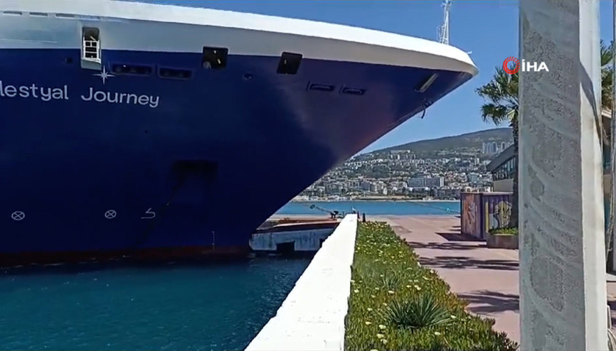 Kuşadası’nda iskeleye çarpan gemi korkuttu O anlar kamerada