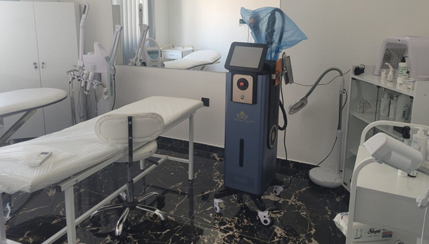 Antalyada baskın yapılan güzellik merkezi ruhsatsız çıktı Adli ve idari işlem başlatıldı