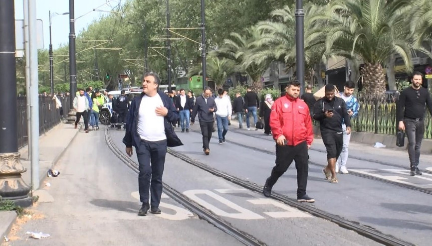 Tramvay arızalandı, yolcular raylarda yürüdü