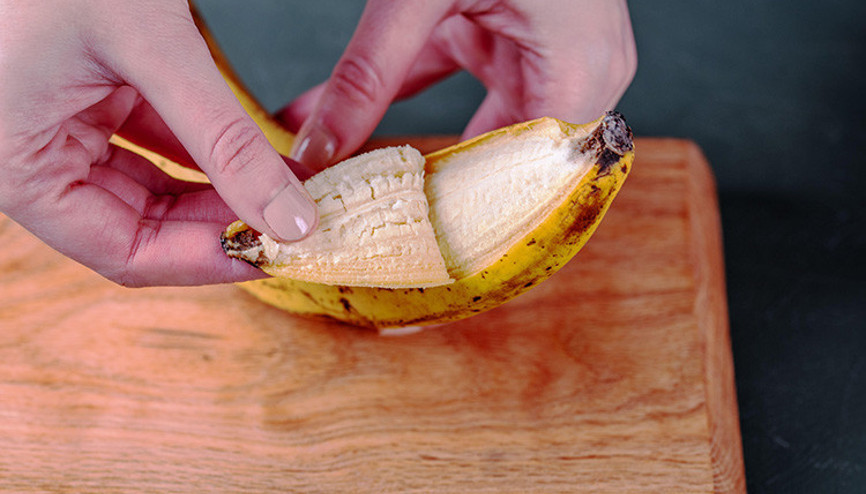 Muzu soyup kabuğunu 10 dakika haşlayın Etkisine inanamayacaksınız