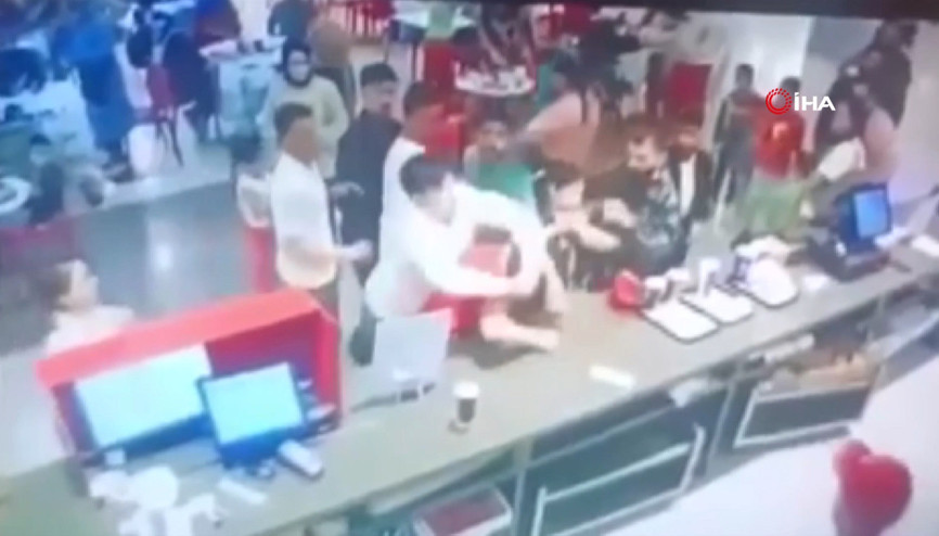 Yemeği beğenmeyince garsonu dövdüler