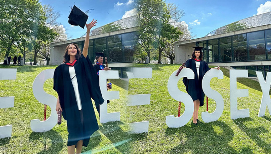 Cüppe giydi, kep attı... Ünlü oyuncu mezun oldu