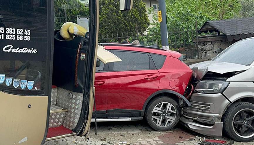 Okul gezisi için Üsküdara gelen midibüs kaza yaptı: 10 öğrenci yaralandı