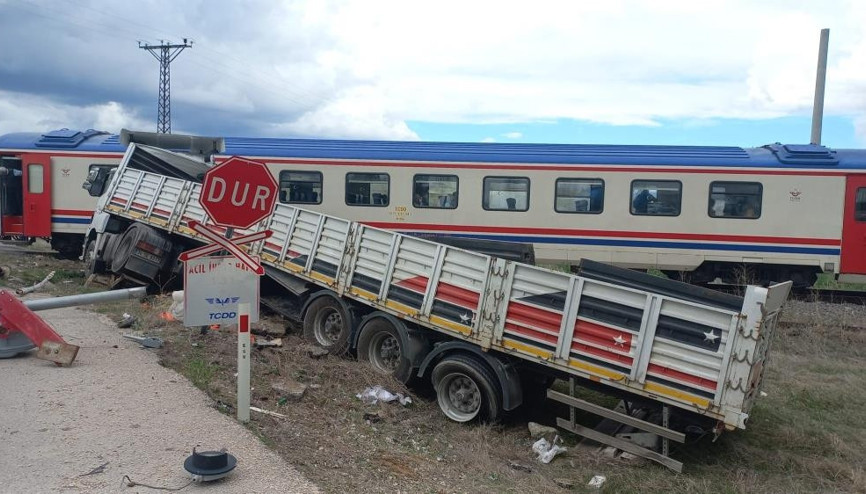 Afyonkarahisar’da feci kaza Hemzemin geçitte mahsur kalan tıra tren çarptı