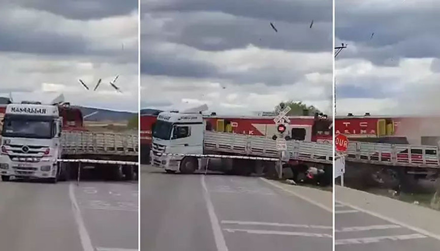 Yolcu treni hemzemin geçitte TIRa çarptı O anlar kamerada
