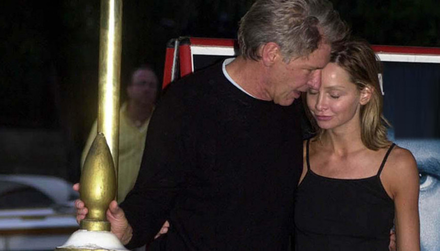 Kalpleri hala aynı heyecanla çarpıyor... Bu şehvet düşkünü yaşlı adamın burada ne işi var diye düşünmüştüm