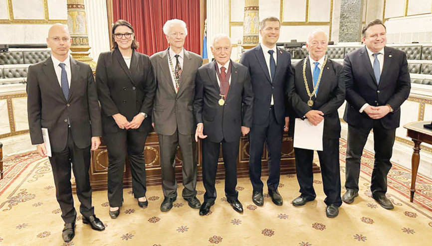 Prof. Dr. Haberal’a Sokrates’in okulundan ‘şeref’ ödülü