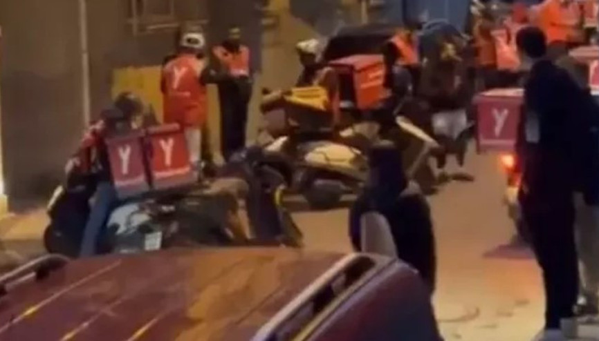 İzmirde çok sayıda kuryenin aynı anda sipariş getirdiği adreste oturan işletmeci konuştu İzmirde çok sayıda kuryenin aynı anda sipariş getirdiği adreste oturan işletmeci konuştu