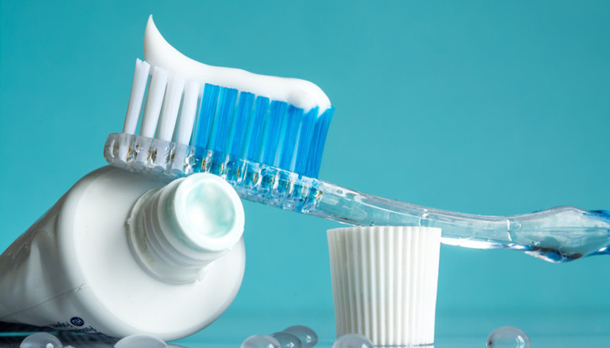 Diş fırçaladıktan sonra ağız çalkalamama trendi hakkında uzmanlar ne diyor Florür dost mu düşman mı