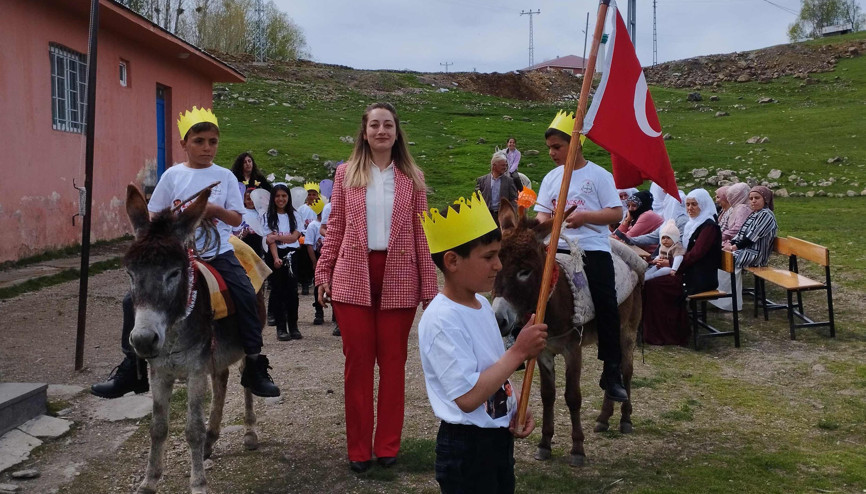 Köy okulunda atlı-eşekli 23 Nisan kutlaması Köy okulunda atlı-eşekli 23 Nisan kutlaması