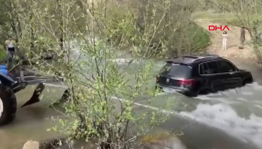 Ciple dereyi geçmeye çalıştı, araç suya kapıldı
