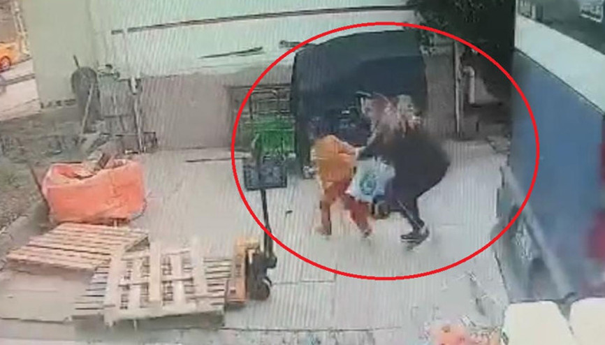 Ankarada panik anları: Anne ve 2 çocuğu, dolmuşun altında kalmaktan son anda kurtuldu