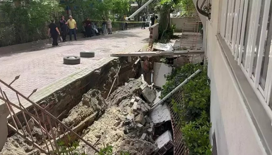 Avcılarda kaldırım çöktü, bina boşaltıldı