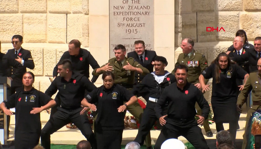Yeni Zelanda askerleri atalarını Haka dansı ile andı