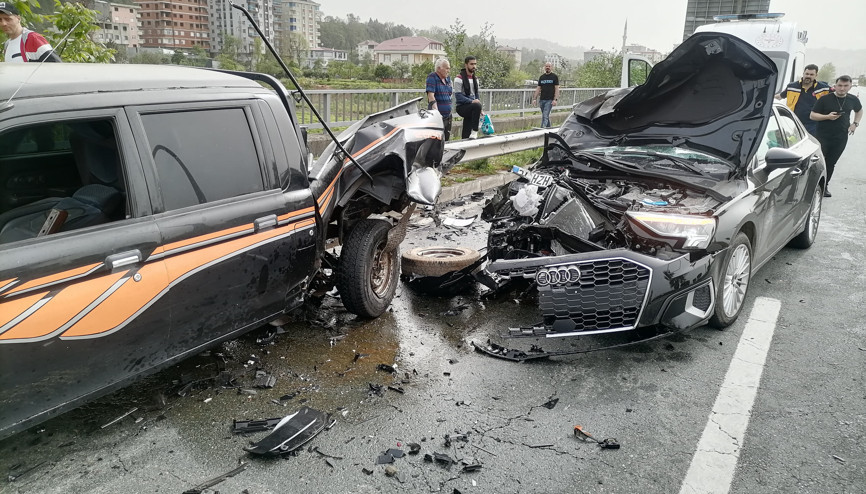 Rizede kontrolden çıkan otomobil kamyonete çarptı; 1 yaralı Rizede kontrolden çıkan otomobil kamyonete çarptı; 1 yaralı