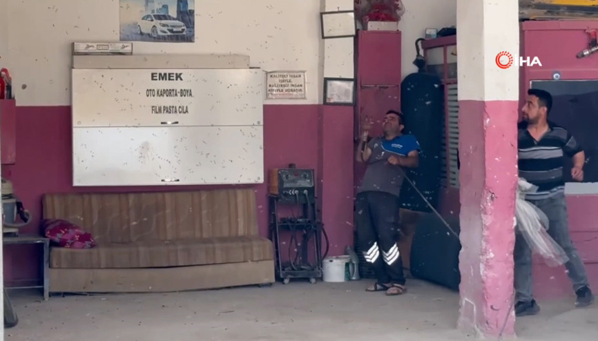 Binlercesi iş yerini bastı, esnaf neye uğradığını şaşırdı O anlar kamerada