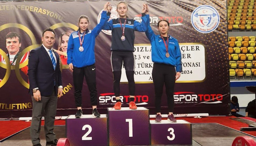 Enkazdan halter şampiyonasına... Yılmadı, Türkiye 3üncüsü oldu Enkazdan halter şampiyonasına... Yılmadı, Türkiye 3üncüsü oldu