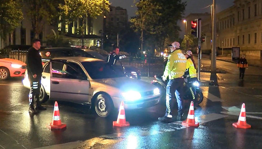 İstanbulda 1 Mayıs tedbirleri: Yollar trafiğe kapatıldı