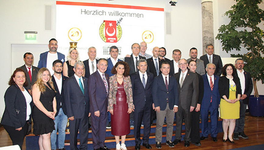 20 yıllık kardeşliğe kutlama