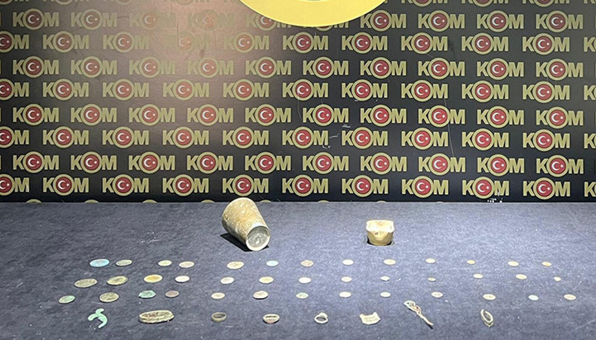 İzmirde bir evde 33 sikke ve 17 obje ele geçirildi