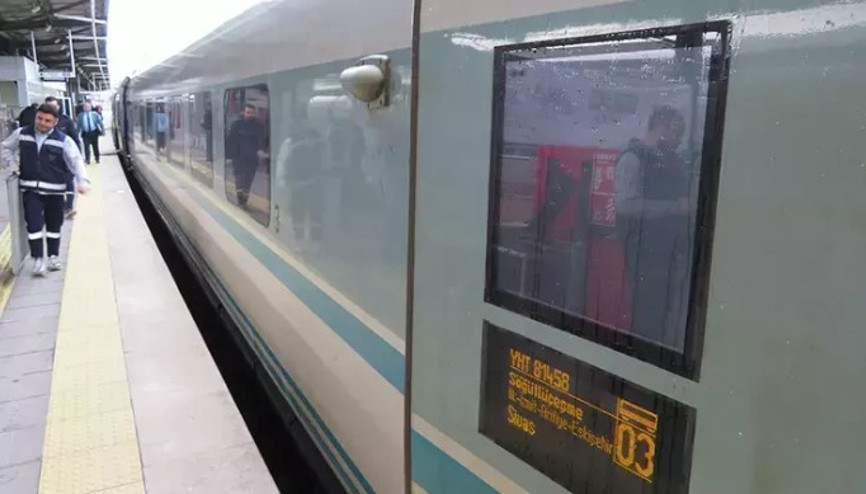 Sivas-İstanbul aktarmasız Yüksek Hızlı Tren ilk seferini yaptı Sivas-İstanbul aktarmasız Yüksek Hızlı Tren ilk seferini yaptı