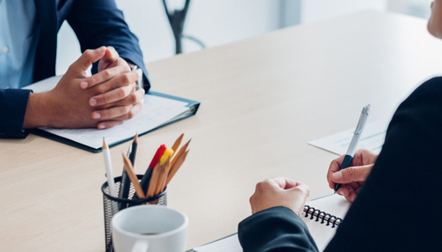 Dünyanın en garip iş görüşmesi: “İnek gibi ses çıkararak emeklememiz istendi”