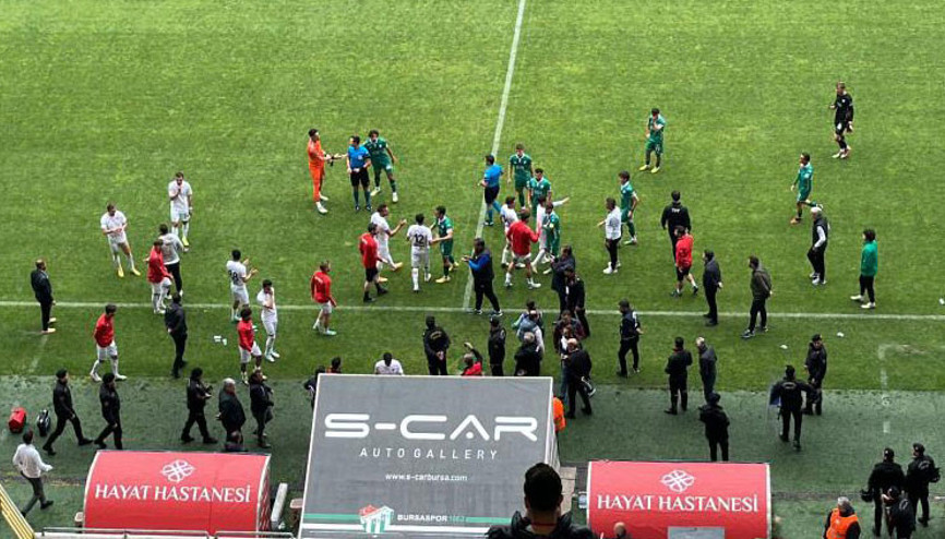 TFF 2. Ligde şampiyonluk günü U19 vakası Önce protesto ettiler, sonra maçtan çekildiler TFF 2. Ligde şampiyonluk günü U19 vakası Önce protesto ettiler, sonra maçtan çekildiler