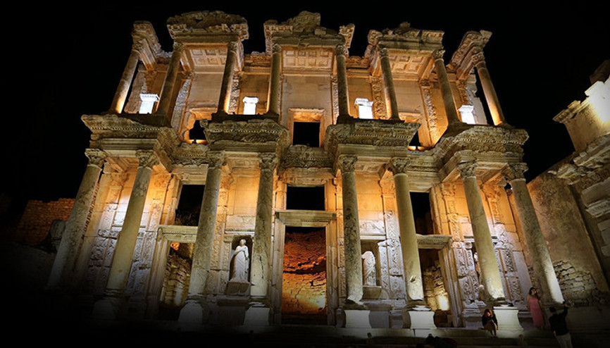 Efes Antik Kentinde gece müzeciliği... Ziyaret saat 00.00a kadar uzatıldı Efes Antik Kentinde gece müzeciliği... Ziyaret saat 00.00a kadar uzatıldı