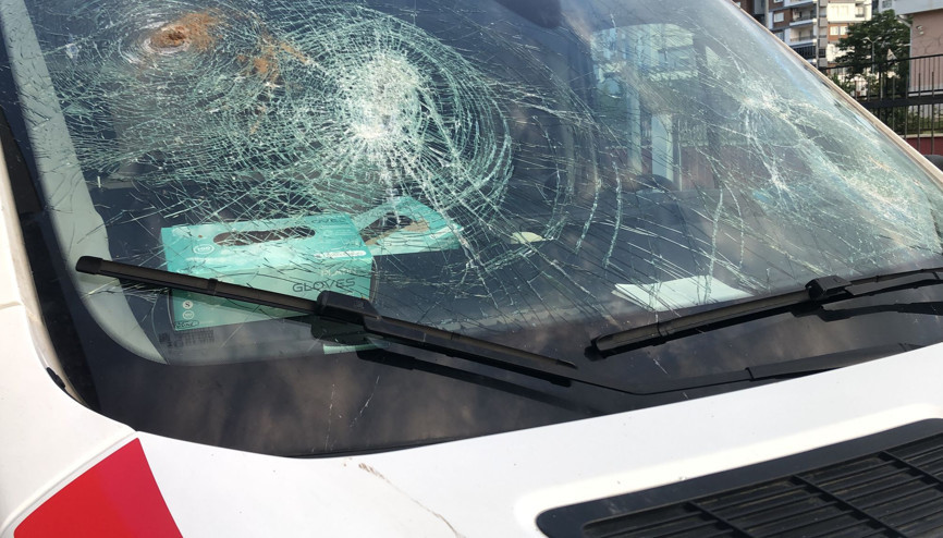 Geç geldiniz diyerek ambulansa kürekle saldırdı