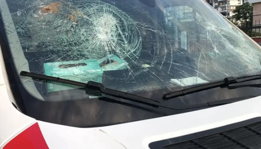 Adanada geç geldiniz diyerek ambulansa kürekle saldırdı