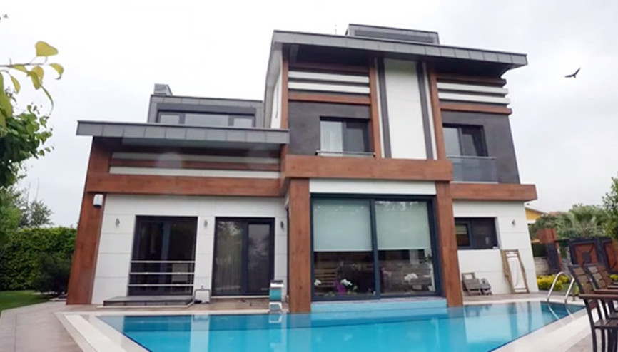 Babasının izinden gitti o da ünlü bir şarkıcı oldu... 4 katlı villasının kapılarını ilk kez açtı