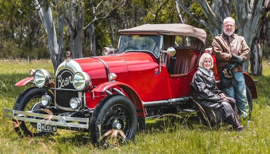 İngiliz çift 1924 model otomobille dünya turunda