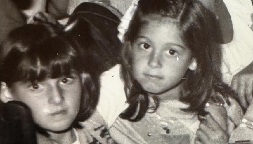 İki kızdan biri şimdi çok ünlü... 40 yıl sonra aynı poz