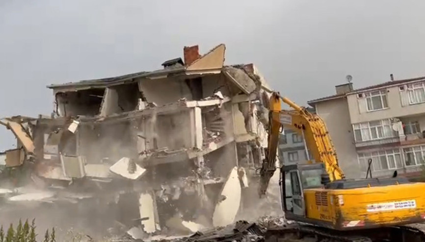Kocaelide müteahhit inşaat halindeki 24 daireyi 50 kişiye satıp kaçmıştı Bina iş makineleri ile yıkıldı