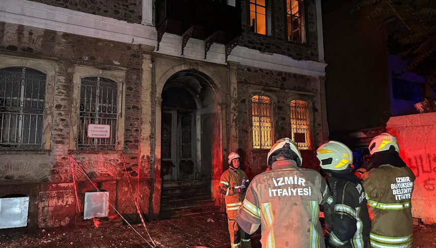 İzmirde tarihi bina küle döndü