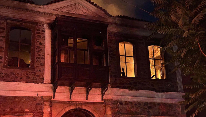 Tarihi konak yanmıştı... Atatürkün dini nikahını kıyan müftünün eviymiş Tarihi konak yanmıştı... Atatürkün dini nikahını kıyan müftünün eviymiş