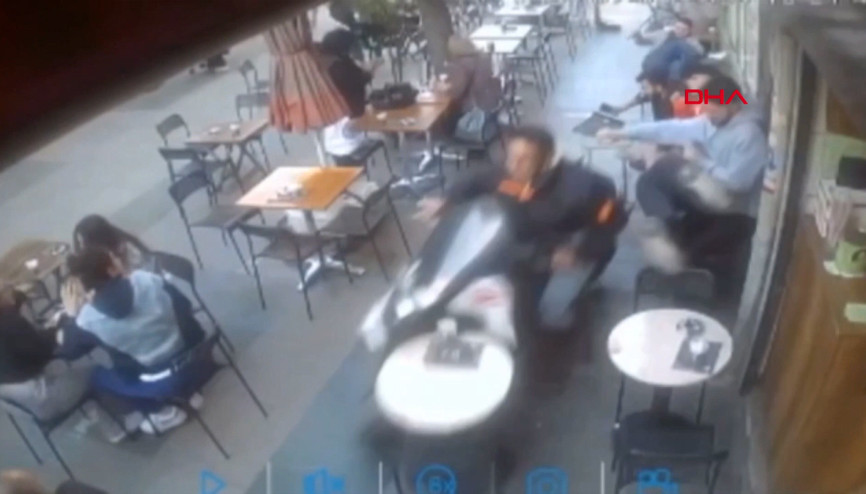 Fatihte bir motosikletli, kafede oturan müşterilerin arasına daldı