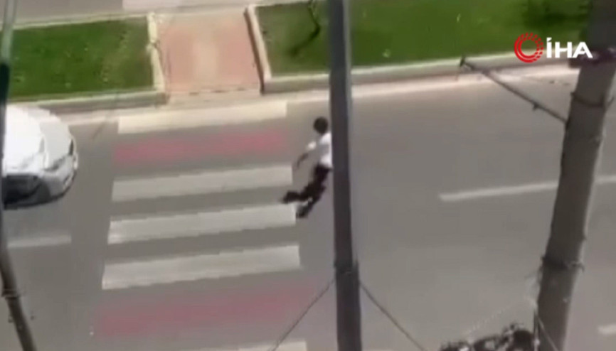Okula uğurladığı oğlunun kazasını çekti, görüntünün yerini çığlıklar aldı Okula uğurladığı oğlunun kazasını çekti, görüntünün yerini çığlıklar aldı